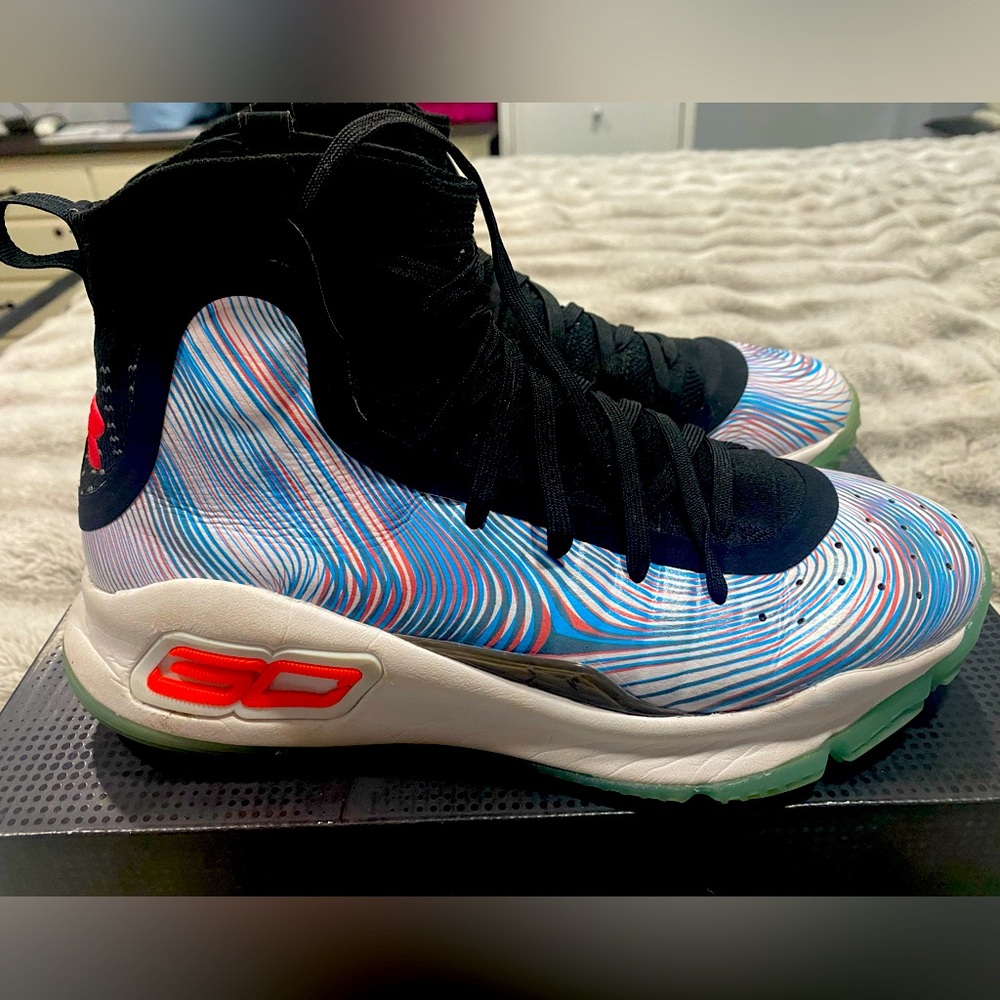 EUC Under Armour Men’s 7.5 US basketball shoes. Curry 4 Retro.